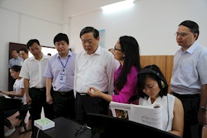 2016年5月19日，时任自治区副主席张秀隆到我院视察