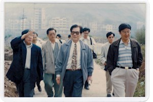 1996年11月5日，时任自治区教委主任李林（中）视察我院