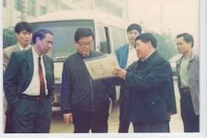 1996年4月18日，时任国家林业部副部长李育才视察我校