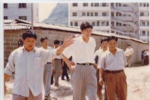 1996年9月8日，时任地委书记沈北海（前左二）视察我校。