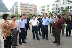 2005年4月23日，时任自治区党委副书记李纪恒（前右三）视察学院