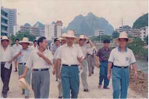 1996年7月25日，时任自治区党委书记、时任自治区政协主席陈辉光（右二）到我校视察。