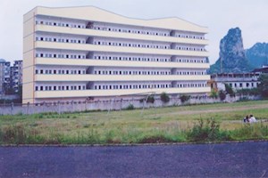 田径场与学生公寓楼