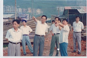 1996年6月20日，中央党校副校长杨春贵(中）视察我校。杨春贵教授对我院给予热切的关怀和大力支持，先后捐赠8批图书近两万册，价值30多万元，为了表达感谢，我院特设“春贵书库”。