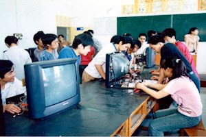 电子系老师指导学生课堂操作