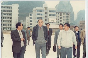 1997年3月4日，时任自治区政府副主席李振潜（前中）视察我校