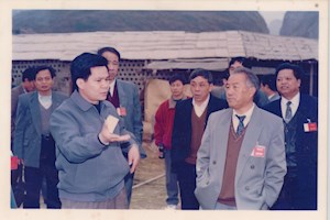 1996年2月9 日，时任地委书记李纪恒向到我校视察工作的自治区人大副主任龙川介绍学校建设情况
