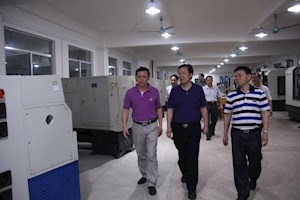 2014年3月13日，时任自治区高校工委书记、教育厅厅长秦斌（右三）莅临我院考察调研