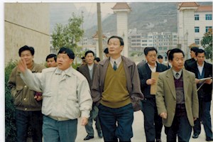 1997年3月4日，时任自治区党委副书记杨基常视察我校