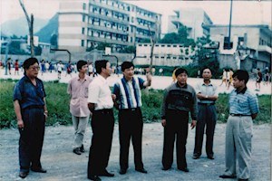 2000年6月14日，原自治区副主席吴恒、教育厅厅长余益中视察我校