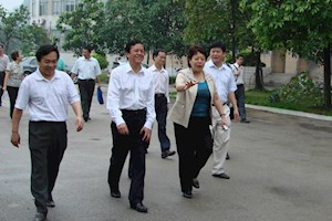 2009年4月24日，时任自治区人民政府副主席李康（右二）在时任市长谢志刚（左二）等领导的陪同下莅临我院调研考察