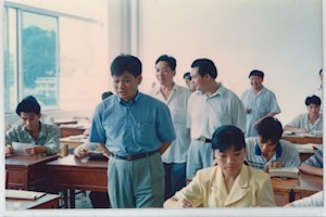 1998年6月11日广西教育厅长余益中（前一）到我校教室查看学生上课情况