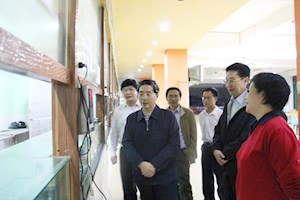 2012年4月8日，时任自治区党委书记、自治区人大常委会主任郭声琨（前左一）在河池市委书记黄世勇、市长何辛幸等有关领导的陪同下莅临我院视察指导工作