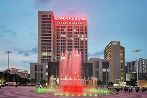 2022年3月，学校新建成综合大楼及广场并投入使用